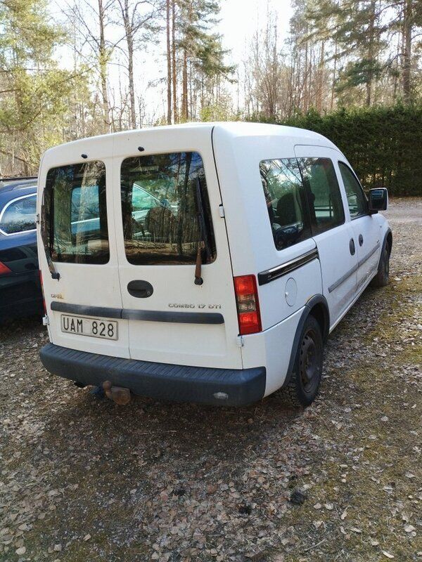 Vit Begagnad 2003 Opel Combo Minibuss | 19 000 kr (Marknadspris) - Bild 1/3