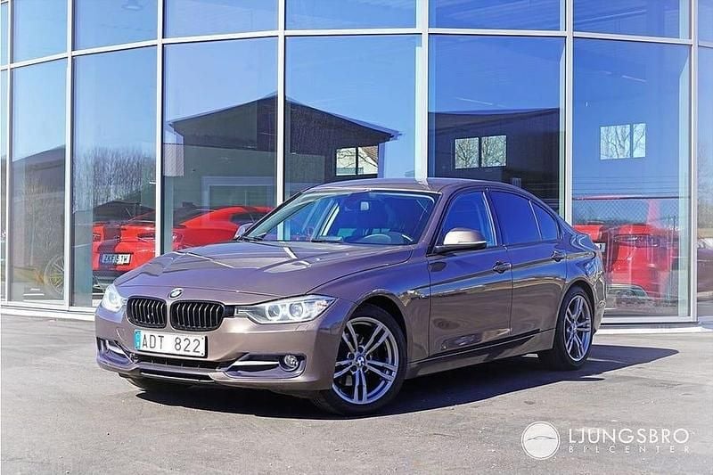 Brun Begagnad 2013 BMW 320 M Sport Sedan | 129 900 kr (Marknadspris) - Bild 1/4