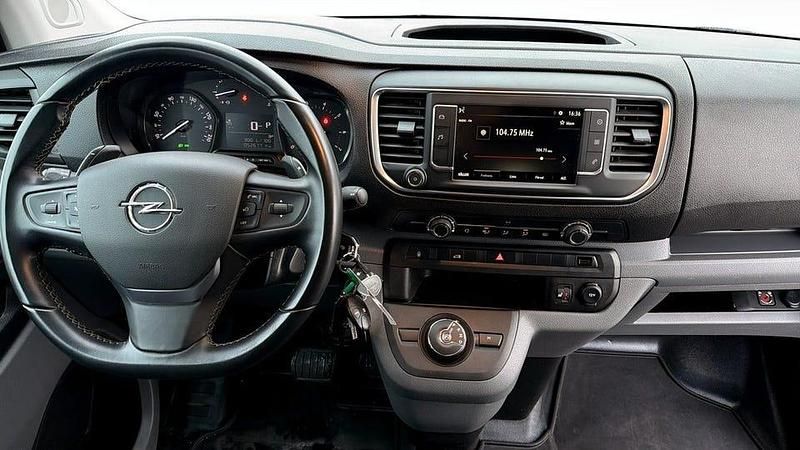 Begagnad Opel Vivaro 144 HK (105 kW) 2022 Vit Minibuss