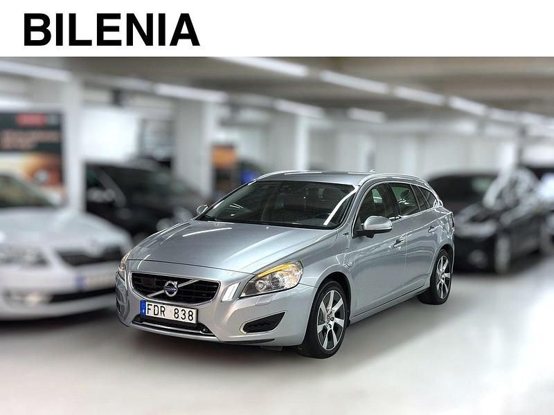Silver Begagnad 2013 Volvo V60 Summum Kombi | 149 900 kr (Marknadspris) - Bild 1/4