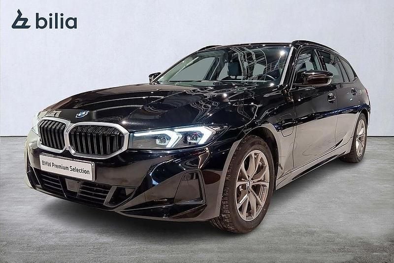 Begagnad BMW 330e 184 HK (135 kW) 2023 Svart Kombi
