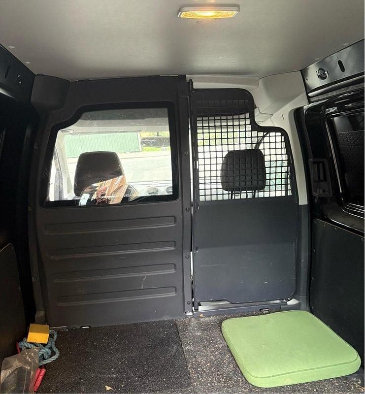 Svart Begagnad 2011 VW Caddy Minibuss | 86 000 kr (Bra pris) - Bild 1/4