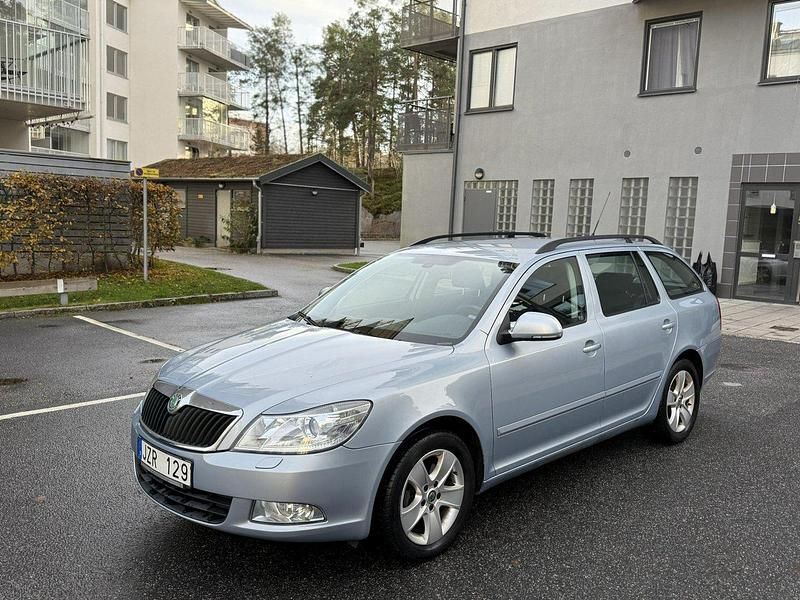 Blå Begagnad 2010 Skoda Octavia Elegance Kombi | 64 500 kr (Bra pris) - Bild 1/4