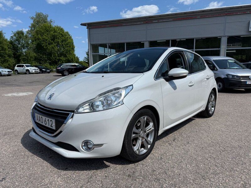 Vit Begagnad 2014 Peugeot 208 Halvkombi | 59 900 kr - Bild 1/4