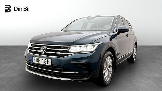 Mörkblå (nightshade blue metallic) Begagnad 2023 VW Tiguan Elegance SUV | 329 900 kr (Marknadspris) - Bild 1/4