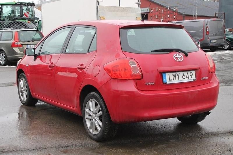 Begagnad Toyota Auris 132 HK (97 kW) 2009 Röd Halvkombi
