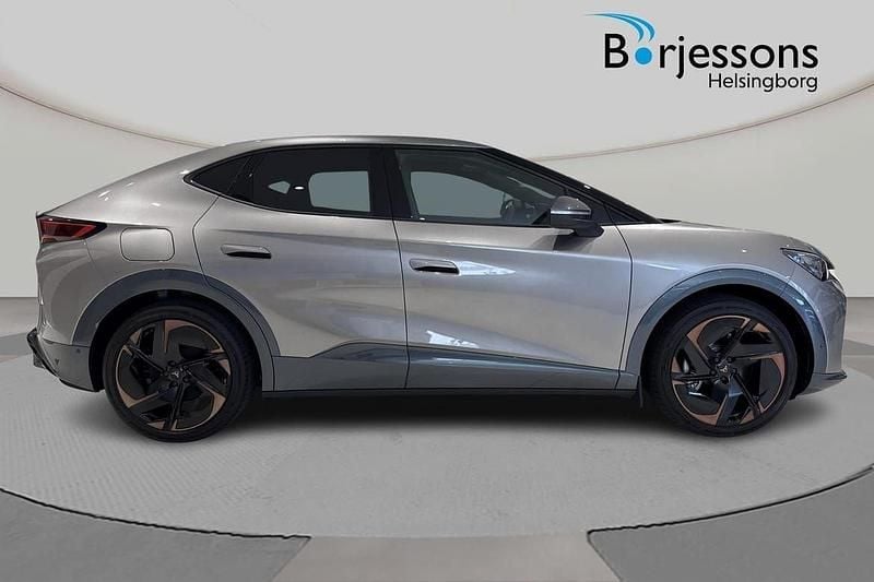 Mörkblå (blå) Ny 2024 Cupra Tavascan VZ SUV | 609 900 kr (Dyr) - Bild 1/3