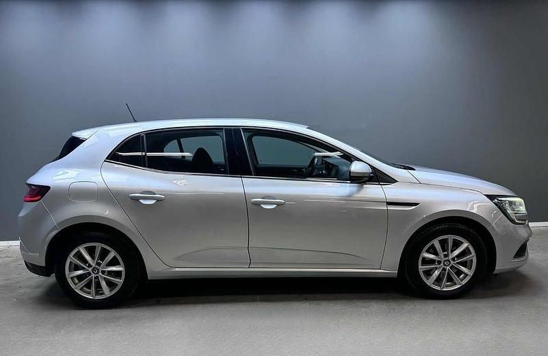 Begagnad Renault Mégane IV 132 HK (97 kW) 2017 Silver Halvkombi