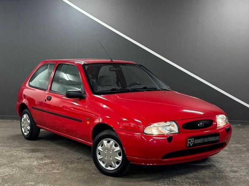 Begagnad Ford Fiesta 75 HK (55 kW) 1997 Röd Halvkombi