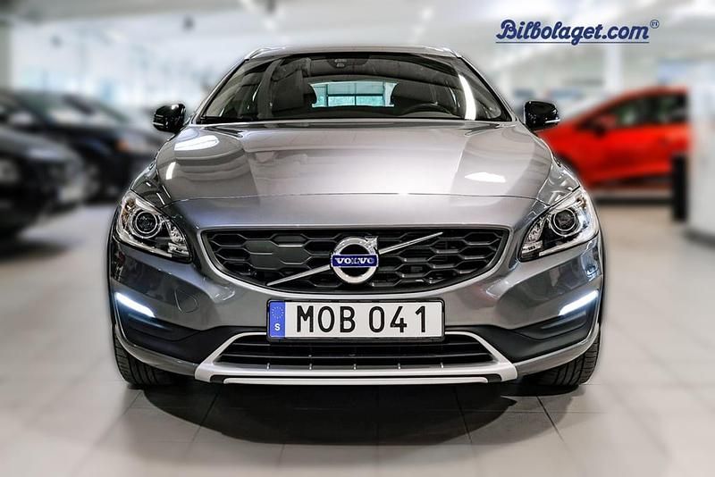 Grå Begagnad 2016 Volvo V60 CC Momentum Kombi | 184 900 kr (Marknadspris) - Bild 1/4