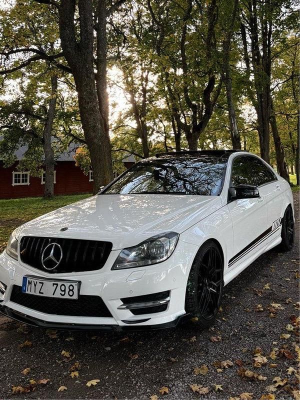 Vit Begagnad 2013 Mercedes C200 AMG Sedan | 139 000 kr (Lite dyr) - Bild 1/4