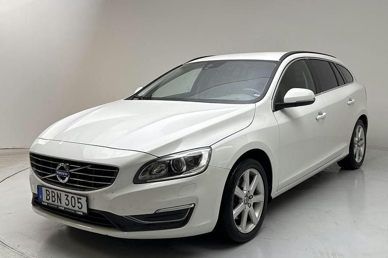 Vit Begagnad 2018 Volvo V60 Momentum Kombi | 146 000 kr (Marknadspris) - Bild 1/4