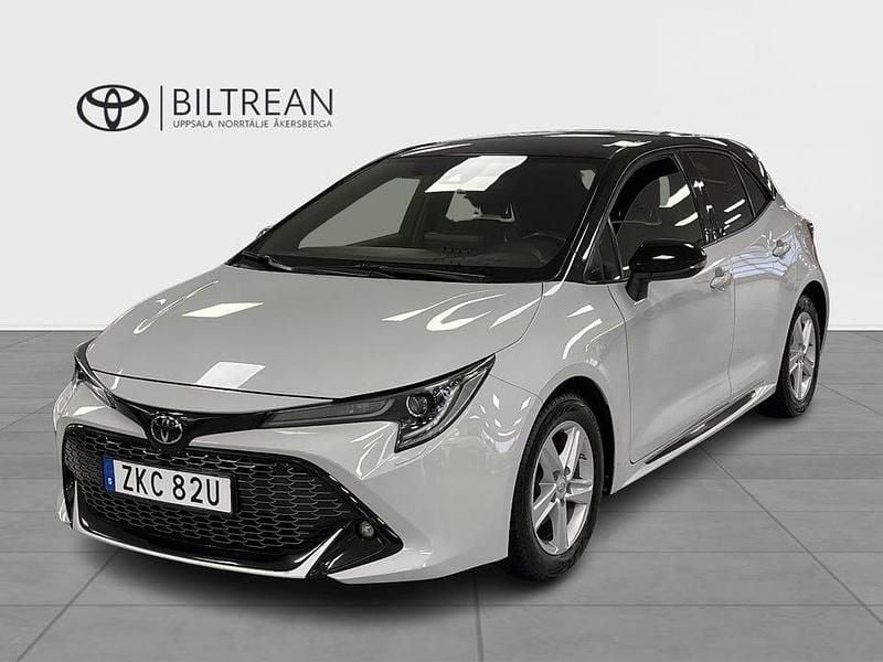 Grå Begagnad 2022 Toyota Corolla Sport Halvkombi | 239 900 kr (Marknadspris) - Bild 1/3