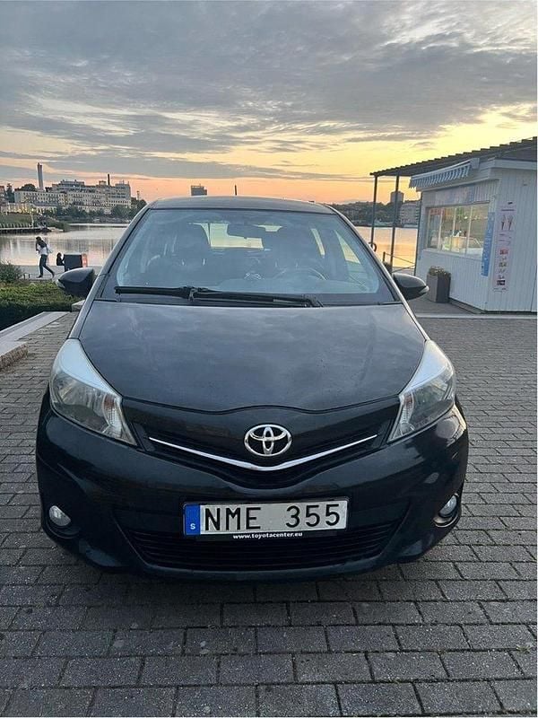 Svart Begagnad 2013 Toyota Yaris Active Halvkombi | 69 000 kr (Marknadspris) - Bild 1/4