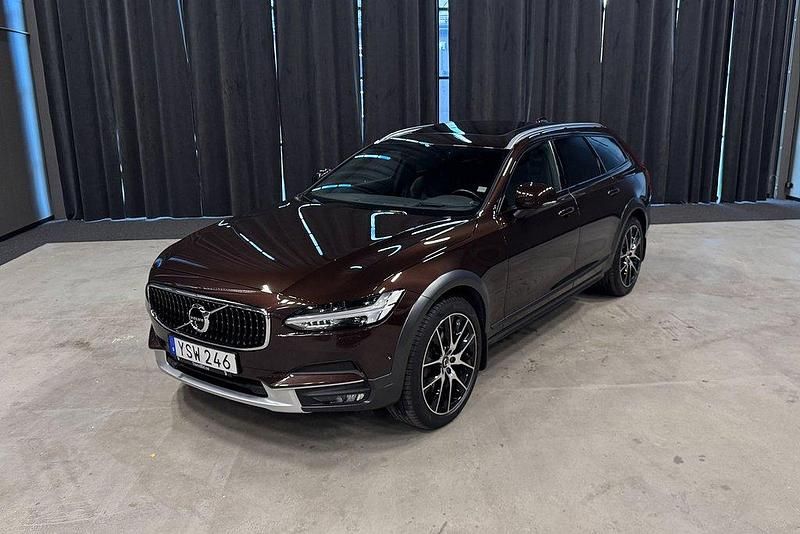 Mörkbrun (brun) Begagnad 2017 Volvo V90 CC Inscription Kombi | 359 900 kr (Dyr) - Bild 1/4
