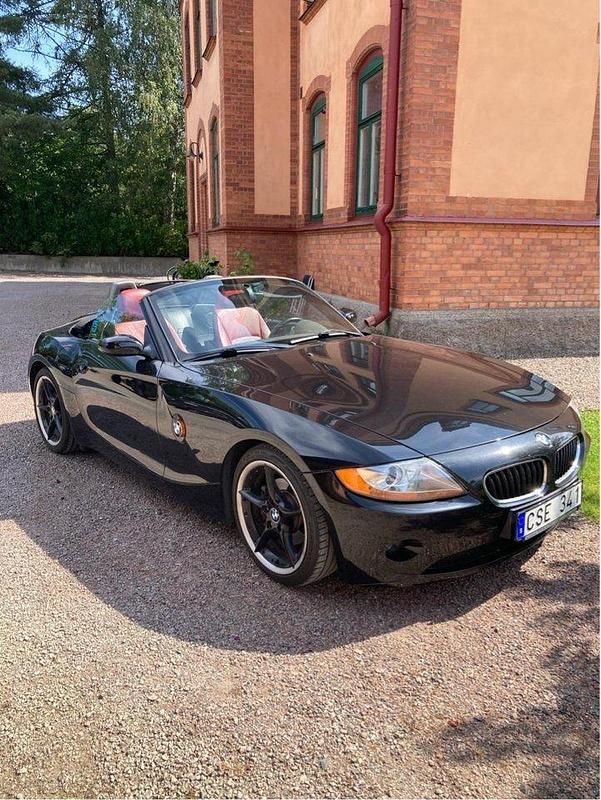 Svart Begagnad 2004 BMW Z4 Cab | 159 000 kr (Lite dyr) - Bild 1/4