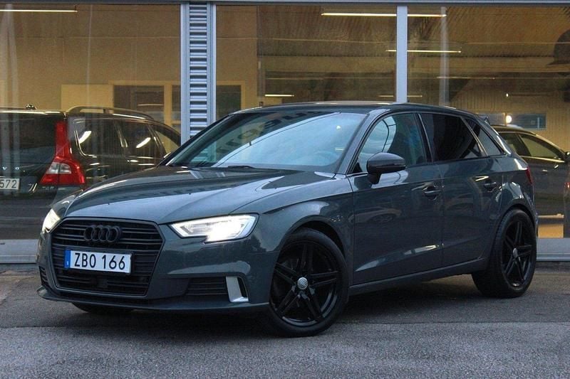 Grå Begagnad 2017 Audi A3 Proline Halvkombi | 144 900 kr (Marknadspris) - Bild 1/4