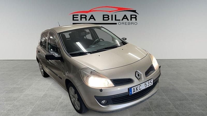 Ljusgrå (grå) Begagnad 2008 Renault Clio II Halvkombi | 29 500 kr (Marknadspris) - Bild 1/4