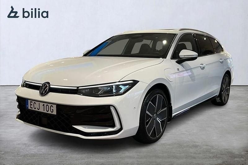 Vit Begagnad 2025 VW Passat R-line Kombi | 489 900 kr (Marknadspris) - Bild 1/4