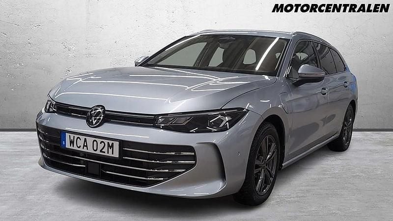 Begagnad VW Passat Business 207 HK (152 kW) 2024 Silver Kombi