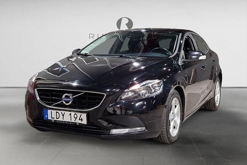 Svart Begagnad 2015 Volvo V40 Kinetic Kombi | 134 900 kr (Marknadspris) - Bild 1/3