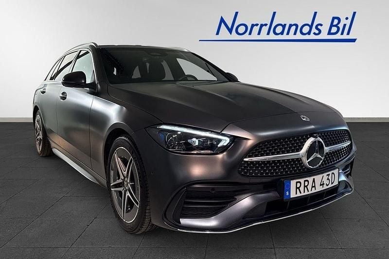 Grå Begagnad 2024 Mercedes C300e AMG line Kombi | 499 900 kr (Superpris) - Bild 1/4