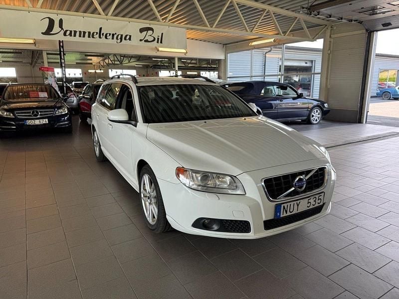 Vit Begagnad 2012 Volvo V70 Momentum Kombi | 94 900 kr (Marknadspris) - Bild 1/4