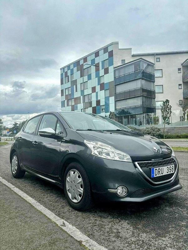 Grå Begagnad 2013 Peugeot 208 Halvkombi | 54 900 kr (Marknadspris) - Bild 1/4