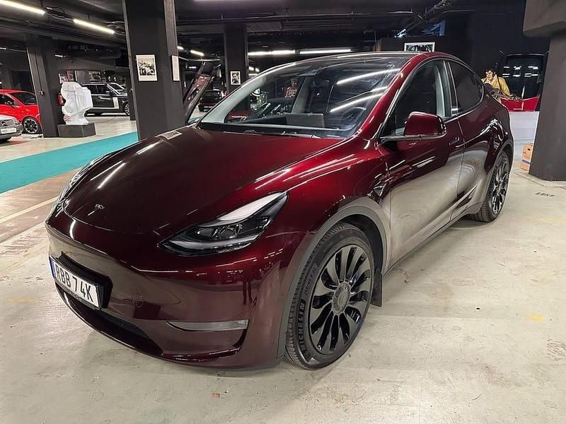 Röd Begagnad 2024 Tesla Model Y Long Range AWD SUV | 445 000 kr (Marknadspris) - Bild 1/4