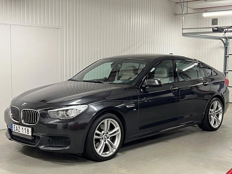 Grå Begagnad 2014 BMW 530 Gran Turismo M Sport Halvkombi | 199 000 kr (Marknadspris) - Bild 1/4
