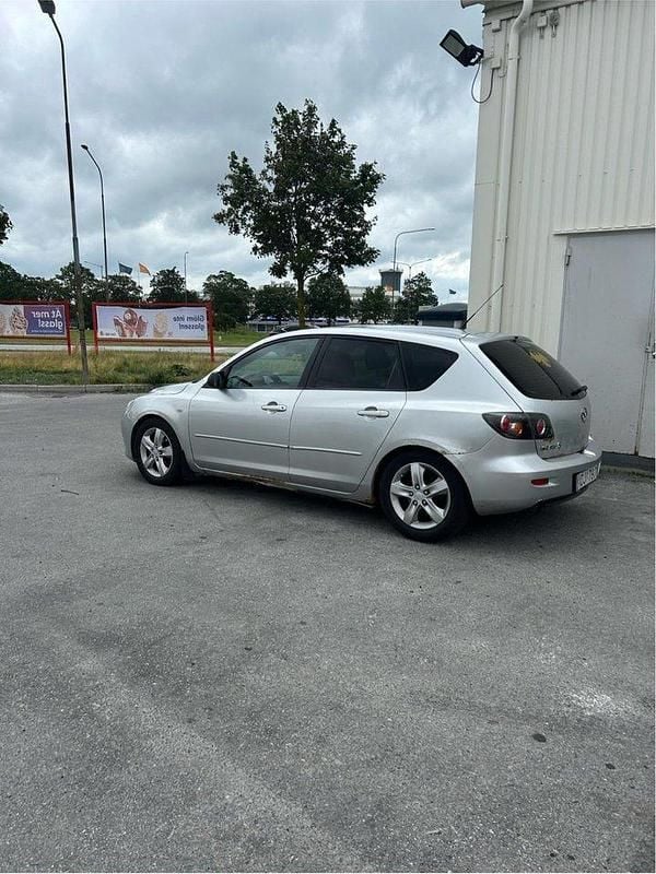 Grå Begagnad 2005 Mazda 3 Inclusive Halvkombi | 12 000 kr - Bild 1/4