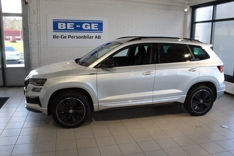 Silver Begagnad 2023 Skoda Karoq SportLine SUV | 349 000 kr (Marknadspris) - Bild 1/4