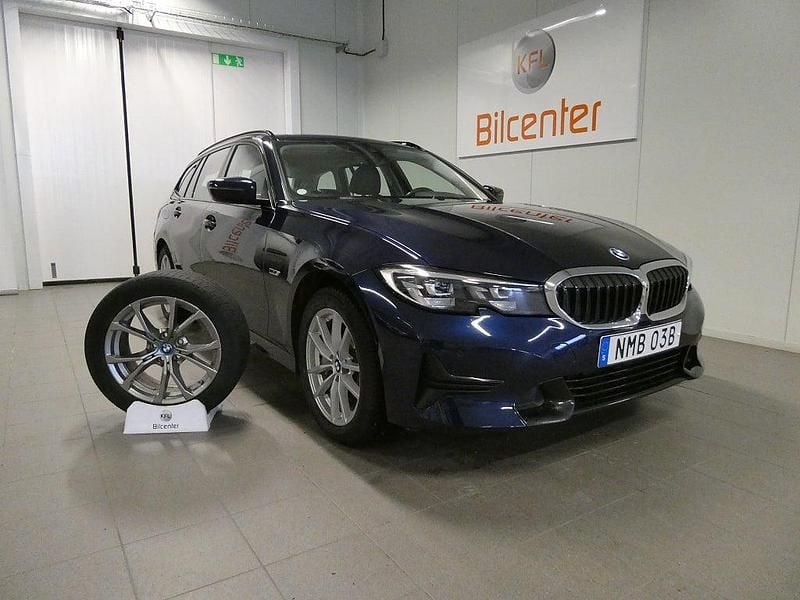 Blå Begagnad 2021 BMW 330e Sport Line Kombi | 319 900 kr (Bra pris) - Bild 1/3
