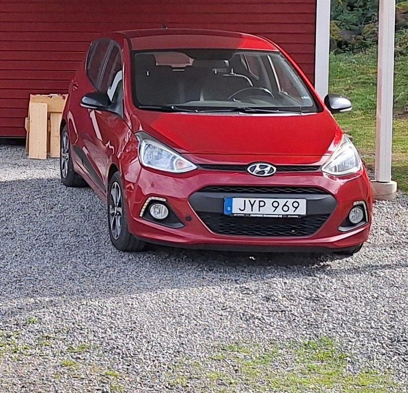 Röd Begagnad 2016 Hyundai i10 Halvkombi | 69 000 kr (Marknadspris) - Bild 1/4