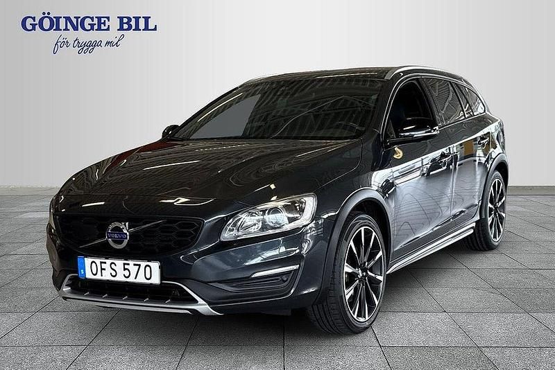 Grå Begagnad 2016 Volvo V60 CC Summum Kombi | 179 000 kr (Dyr) - Bild 1/3