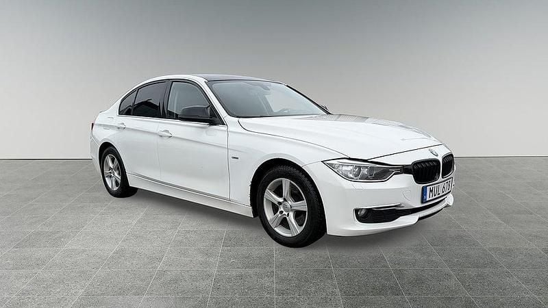 Begagnad BMW 320 Luxury Line 186 HK (136 kW) 2012 Vit Sedan