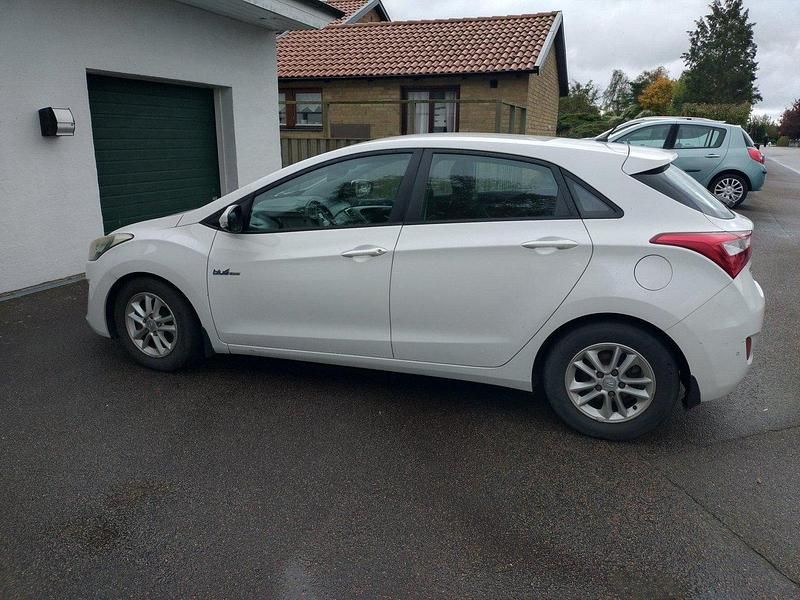 Vit Begagnad 2013 Hyundai i30 Halvkombi | 67 000 kr (Marknadspris) - Bild 1/4