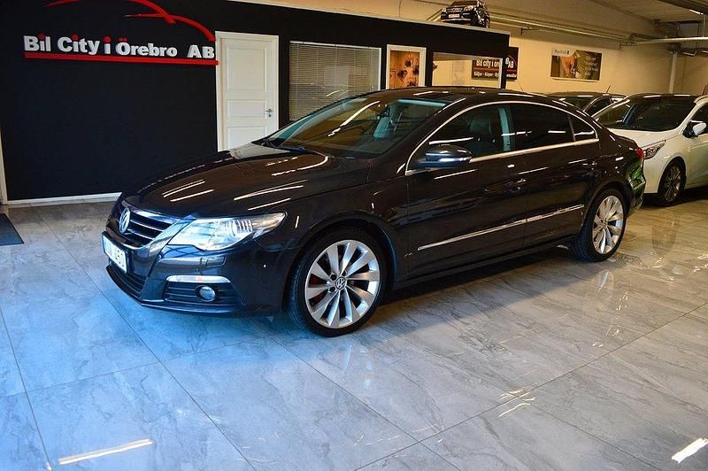Mörkbrun (brun) Begagnad 2010 VW CC Sedan | 109 900 kr (Marknadspris) - Bild 1/4