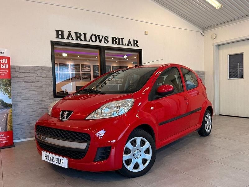 Röd Begagnad 2010 Peugeot 107 Halvkombi | 39 900 kr (Marknadspris) - Bild 1/4