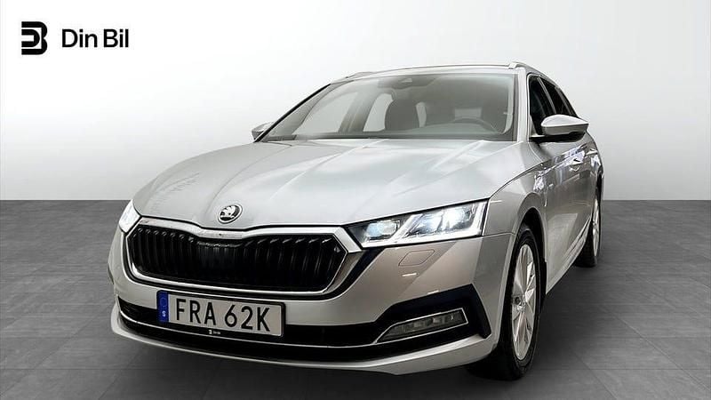 Brilliant silver metallic Begagnad 2024 Skoda Octavia Style Kombi | 319 900 kr (Superpris) - Bild 1/4