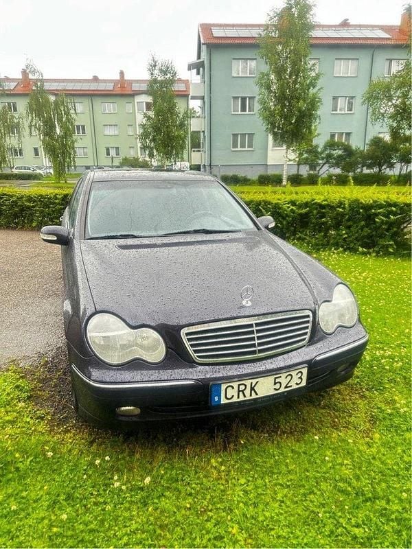 Blå Begagnad 2001 Mercedes C320 Avantgarde Sedan | 35 000 kr (Marknadspris) - Bild 1/4