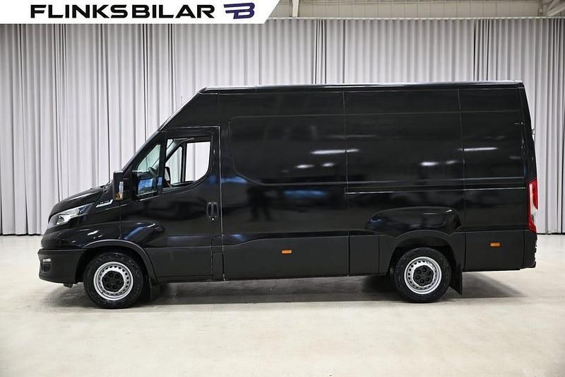 Svart Begagnad 2020 Iveco Daily Van | 298 750 kr (Lite dyr) - Bild 1/4