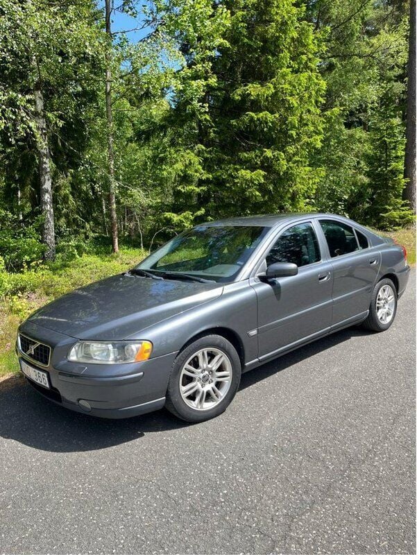 Grå Begagnad 2006 Volvo S60 Kinetic Sedan | 35 000 kr (Bra pris) - Bild 1/2