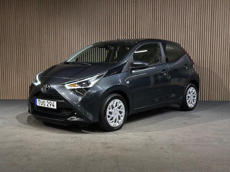 Mörkgrå (grå) Begagnad 2020 Toyota Aygo Halvkombi | 139 200 kr (Marknadspris) - Bild 1/4