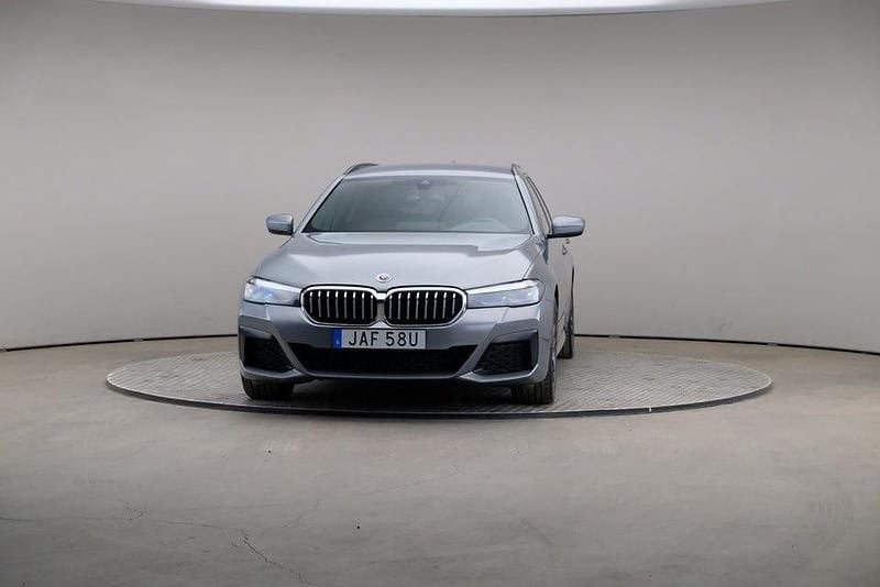 Begagnad BMW 530 M Sport 292 HK (214 kW) 2023 Skyscraper grey metallic (grå metallisk) Kombi
