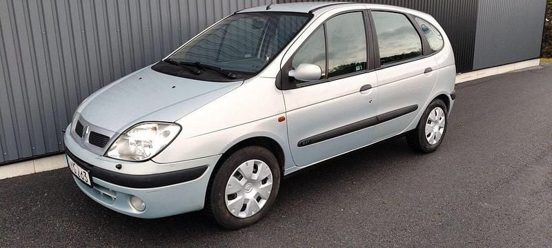 Ljusgrå (grå) Begagnad 2001 Renault Scénic Minibuss | 29 500 kr - Bild 1/4
