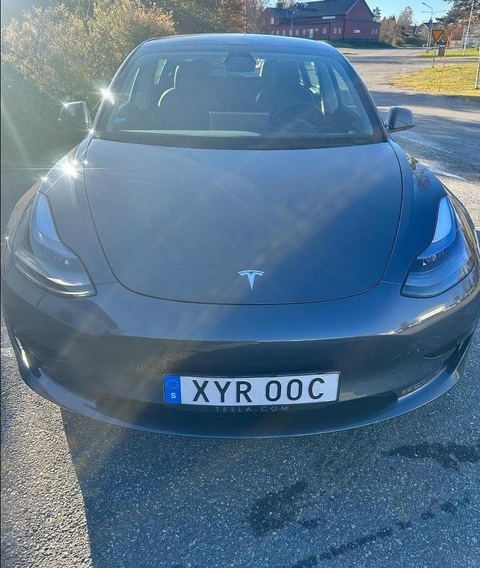 Begagnad Tesla Model 3 Standard Range Plus 208 kW (283 HK) 2022 Grå Sedan