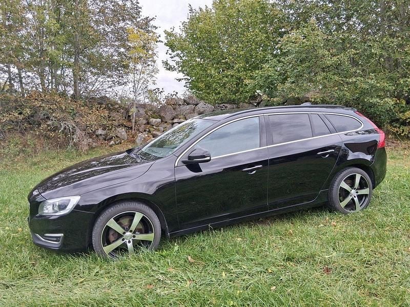 Svart Begagnad 2016 Volvo V60 Momentum Kombi | 118 000 kr (Bra pris) - Bild 1/4