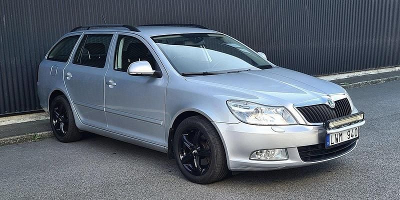 Silver Begagnad 2012 Skoda Octavia Elegance Kombi | 57 900 kr (Marknadspris) - Bild 1/4