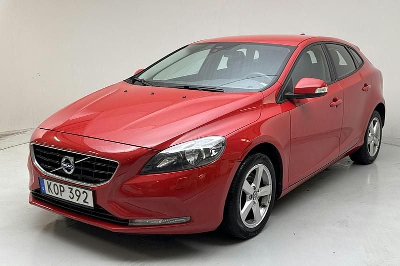 Röd Begagnad 2016 Volvo V40 Kinetic Kombi | 99 800 kr (Bra pris) - Bild 1/4